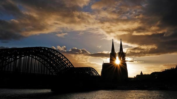 <p>Wolken ziehen während Sonnenuntergangs über den Dom hinweg. Papst Franziskus hat eine Überprüfung des Erzbistums Köln von Kardinal Woelki angeordnet. Er entsendet eine sogenannte Apostolische Visitation in das größte deutsche Bistum, das sich seit Monaten in einer schweren Krise befindet. Das teilte am Freitag das Erzbistum Köln mit.</p>