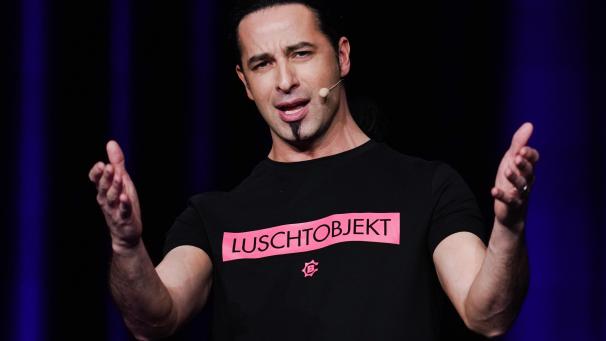<p>Bülent Ceylan tritt mit dem Programm „Luschtobjekt“ in St.Vith auf.</p>