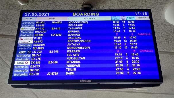 <p>Das vom Telegram Chanel „t.me/motolkohelp“ veröffentlichte Foto zeigt einen Bildschirm mit gestrichenen Flügen am Flughafen Minsk.</p>