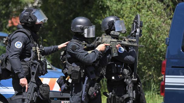 <p>Einsatzkräfte der Spezialeinheit der französischen Gendarmerie (GIGN) sind im Einsatz, nachdem eine Polizistin mit einem Messer verletzt worden ist.</p>