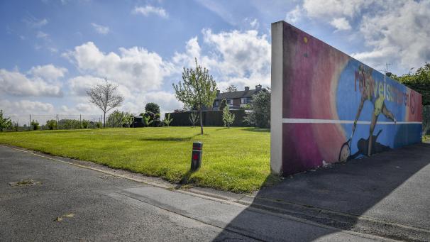 <p>In Raeren wurde die Grünfläche neben der Tennishalle an der Betonmauer als Standort auserkoren.</p>