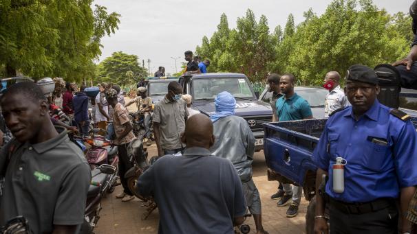 <p>Polizisten sitzen auf einem Fahrzeug vor der Arbeiterbörse, an der sich streikende Arbeiter versammelt haben, um gegen die Verhaftung von Präsident Bah N'Daw und Premierminister Ouane durch das Militär zu protestieren.</p>