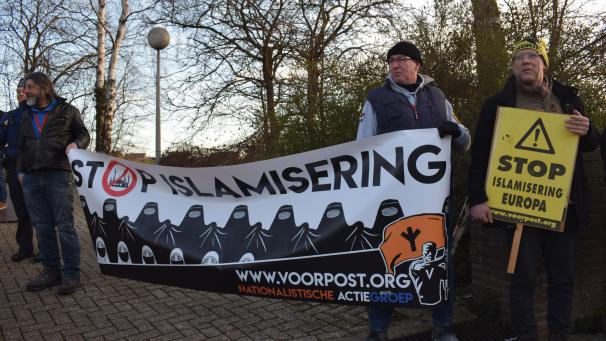 <p>Voorpost-Mitglieder mit dem besagten Transparent bei einer anderen Demo im Februar 2020.</p>