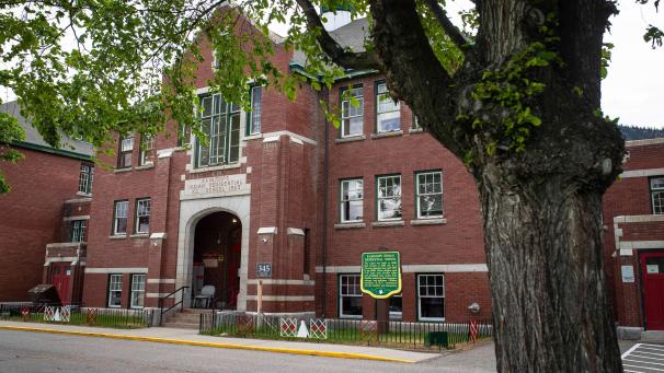 <p>Auf dem Grundstück des ehemaligen Internats haben Spezialisten die Überreste von 215 Kindern kanadischer Ureinwohner entdeckt.</p>