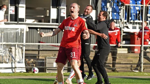<p>Kölns Mittelfeldspieler Marius Wolf jubelt nach dem 1:5.</p>