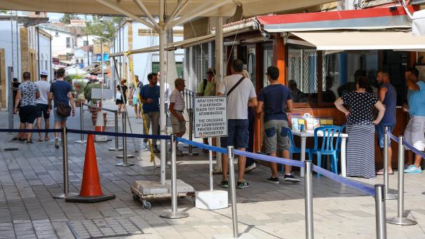 <p>Menschen stehen am Grenzübergang zum türkischen Teil der geteilten Stadt. In der Republik Zypern wird am Sonntag ein neues Parlament gewählt.</p>