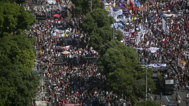 <p>Tausende Brasilianer haben in Dutzenden brasilianischen Städten, wie hier in Rio de Janeiro, gegen den Präsidenten Bolsonaro und die Corona-Politik seiner Regierung protestiert.</p>