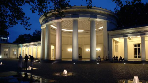 <p>Am Elisenbrunnen öffnete die Gastronomie am Sonntagmorgen zum Frühstück.</p>