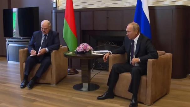 <p>Wladimir Putin bei einem früheren Treffen mit Alexander Lukaschenko.</p>