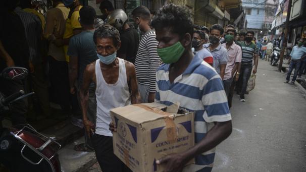 <p>Vor einem Spirituosenladen bildet sich eine Schlange, nachdem die Regierung einen 15-tägigen Lockdown angekündigt hat.</p>