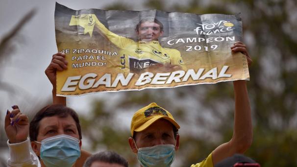 <p>Egan Bernal hat den Giro d'Italia 2021 gewonnen - ganz zur Freude seiner Fans in Kolumbien.</p>