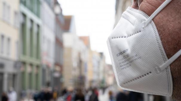 <p>Wie gut eine FFP2-Maske vor dem Coronavirus schützt, hängt neben dem verwendeten Filtermaterial vor allem vom dichten Sitz auf dem Gesicht ab.</p>