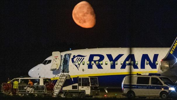 <p>Die Bundespolizei überprüfte nach einer außerplanmäßigen Landung einer Ryanair-Maschine am Berliner Hauptstadtflughafen BER.</p>