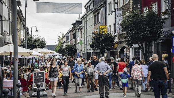 <p>Tausende Menschen bevölkern zum Trödelmarkt das Zentrum von St.Vith. Die Großveranstaltung wurde für August 2021 abgesagt und soll nun im Sommer 2022 wieder stattfinden.</p>