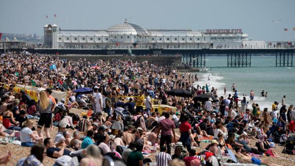 <p>In Großbritannien wurde zuletzt weiter gelockert – auch deshalb herrschte am Brighton Beach am Wochenende deutlich mehr Betrieb.</p>