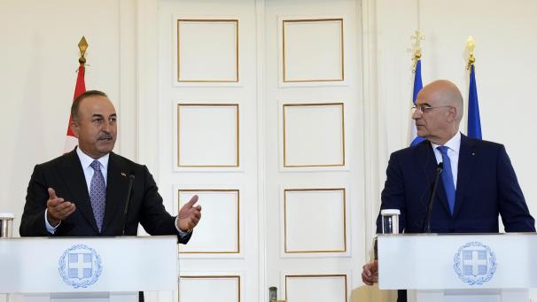 <p>Nikos Dendias (r), Außenminister von Griechenland, und Mevlut Cavusoglu, Außenminister der Türkei, sprechen bei einer gemeinsamen Pressekonferenz. Der Besuch Cavusoglus gilt als weiterer Schritt in den Bemühungen, den Gesprächsfaden zwischen den beiden zerstrittenen Nachbarländern nicht abreißen zu lassen.</p>
