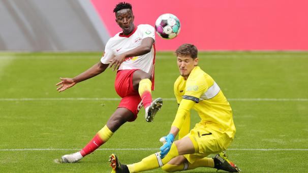 <p>Gregor Kobel (rechts) trägt in Zukunft das schwarz-gelbe BVB-Trikot.</p>