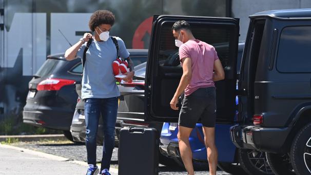 <p>Axel Witsel und Nacer Chadli teilten sich einen Wagen – in dem Fall einen Mercedes. Gemeinsam kamen sie am Montagvormittag im Trainingszentrum in Tubize an.</p>