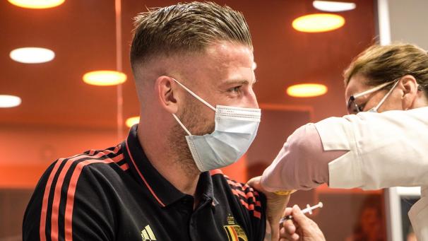 <p>Toby Alderweireld wird geimpft.</p>