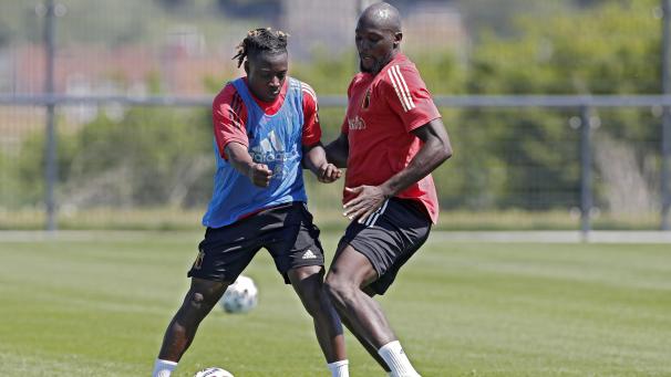 <p>„Vor drei Jahren habe ich die großen Turniere noch auf dem Groenplaats in Antwerpen verfolgt. Jetzt bin ich selbst hier“, freut sich Jérémy Doku (links, im Zweikampf mit Romelu Lukaku).</p>