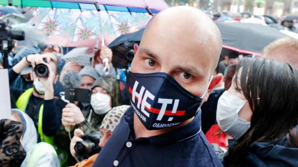 <p>Andrej Piwowarow, Aktivist der Opposition in Russland, trägt bei einer Kundgebung einen Mundschutz auf dem „Nein!“ steht.</p>