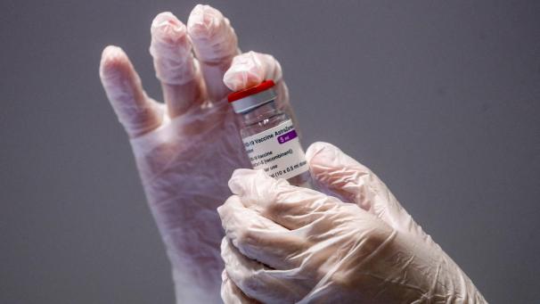 <p>Über den Impfstoff des Unternehmens Astrazeneca heißt es, dass er von europäischen Ländern wegen schwerer und tödlicher Nebenwirkungen „suspendiert“ worden sei. Richtig ist, dass viele Länder den Einsatz im März vorübergehend ausgesetzt hatten oder haben.</p>