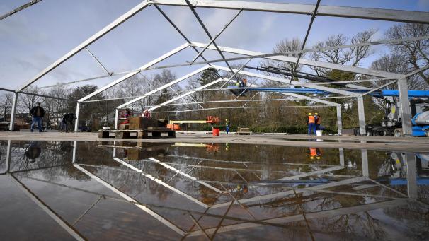 <p>Die DG startete etwas später als andere in die Impfkampagne. Mittlerweile hat sie die Nase vorn und erntet uneingeschränktes Lob. Unser Foto zeigt den Aufbau des Impfzeltes in Eupen.</p>