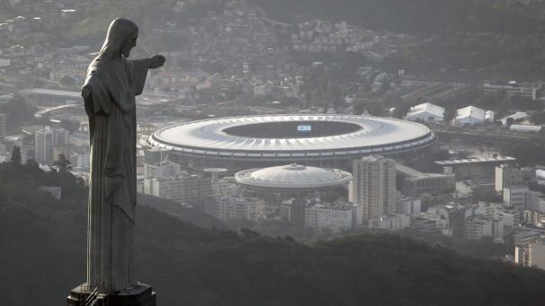 <p>Ein Blick auf das Maracana-Stadion - im Vordergrund ist die Christus-Erlöser-Statue zu sehen.</p>