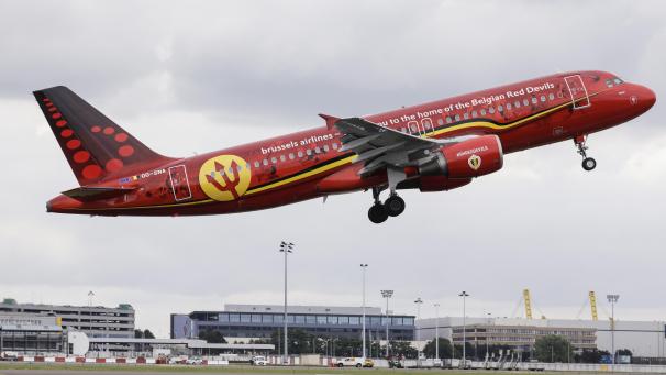 <p>Brussels Airlines besitzt ein teuflisches Flugzeug. Der Airbus A320-200 mit dem Kennzeichen OO-SNA ist ganz in Rot lackiert und trägt einen Dreizack sowie eine langgezogene belgische Flagge. Das Flugzeug ist der Fußballnationalmannschaft gewidmet, die den Spitznamen Rote Teufel trägt. Auch die Kabine ist entsprechend gestaltet.</p>
