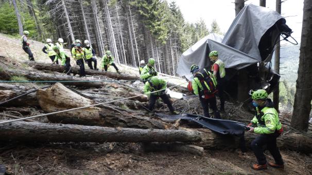 <p>Nach dem schweren Seilbahnunglück in Norditalien hat die Polizei drei Verdächtige festgenommen, die eine Bremse manipuliert haben sollen.</p>