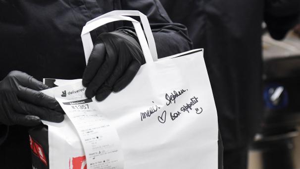 <p>Deliveroo ist ein Online-Lieferdienst, der seine Kunden mit Gerichten aus verschiedenen Partner-Restaurants beliefert.</p>