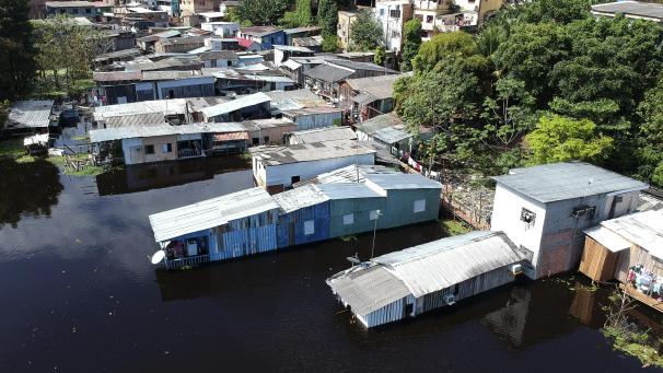 <p>Ein Blick auf Häuser, die vom Wasser des Flusses Negro überflutet sind.</p>