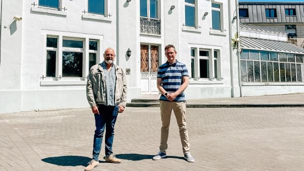 <p>Freuen sich auf den Neustart von „La Terrasse“: RFCU-Präsident Vincent Hubert und Schöffe Mirko Braem (rechts).</p>