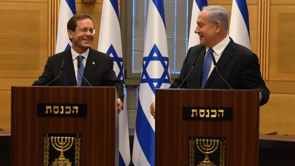 <p>Benjamin Netanjahu (r), Ministerpräsident von Israel, und Izchak Herzog, neu gewählter Präsident von Israel, stehen bei einer Sondersitzung des Knesset nebeneinander an Rednerpulten.</p>
