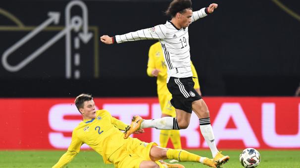 <p>Eduard Sobol (unten, gegen Deutschlands Leroy Sané) läuft für die Ukraine auf.</p>