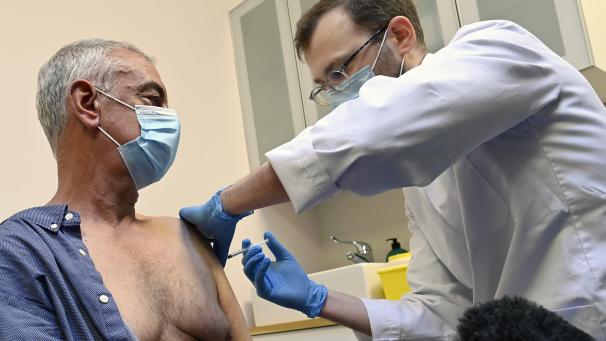 <p>Am Mittwoch begann die Impfung belgischer Seeleute gegen das Coronavirus im Zentrum für Schifffahrtsmedizin in Antwerpen. Belgien ist das erste europäische Land, das eine Kampagne eigens für Seeleute startet. In den nächsten zwei bis drei Monaten werden etwa 2.200 Besatzungsmitglieder ihre Dosis (Janssen) erhalten.</p>