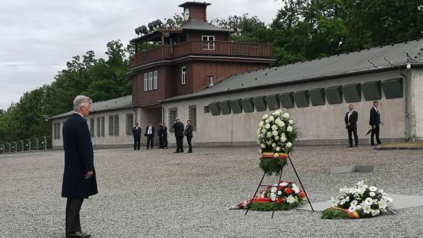 <p>Wer die Sorgen heutiger Impfgegner mit dem Leiden und Sterben von Millionen Menschen in den KZs der Nazis (hier König Philippe bei seinem Besuch im KZ Buchenwald, in dem auch Ostbelgier einsaßen und ermordet wurden) vergleicht, hat jedes Gespür für Verhältnismäßigkeit verloren. Dennoch muss die Bereitschaft zum Dialog erhalten bleiben.</p>