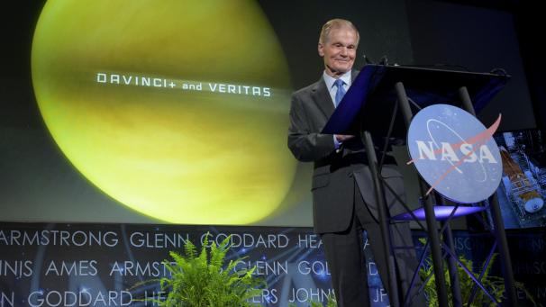<p>Dieses von der NASA zur Verfügung gestellte Foto zeigt NASA-Administrator Bill Nelson während seiner ersten großen Ansprache an die Mitarbeiter im Hauptsitz der Behörde. Die US-Raumfahrtbehörde plant zwei neue Missionen zum Nachbarplaneten Venus. «DaVinci+» und «Veritas» sollen im Zeitraum zwischen 2028 und 2030 von der Erde in Richtung des zweitinnersten Planeten des Sonnensystems aufbrechen.</p>