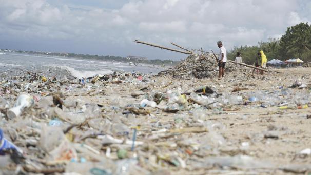 <p>Angespülter Müll liegt am Kuta Beach. Balis ikonische Strände sind mit Tonnen von Müll bedeckt.</p>