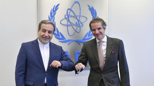 <p>Rafael Mariano Grossi (r), Generaldirektor der Internationalen Atomenergiebehörde (IAEA/IAEO), begrüßt Abbas Araghchi (Araqchi), Vize-Außenminister des Iran, per Ellbogen-Check zu einem gemeinsamen Treffen im IAEA-Hauptquartier im April in Wien.</p>
