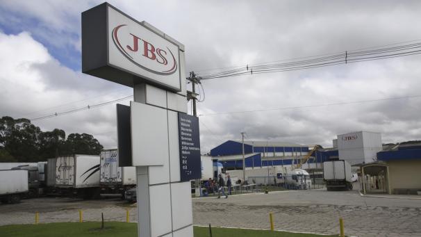<p>Ein mehrsprachiges Schild begrüßt die Besucher des Fleischkonzerns JBS.</p>