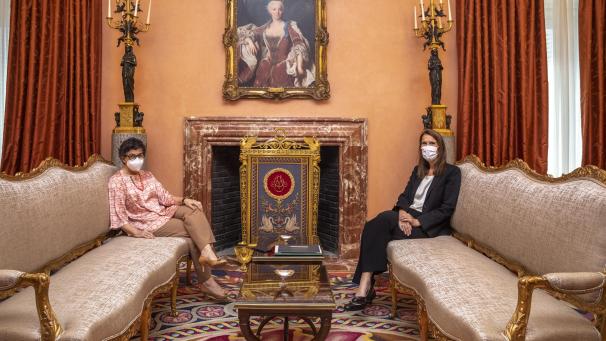 <p>Außenministerin Sophie Wilmès (r.) führte in Madrid ein Gespräch mit ihrer spanischen Amtskollegin Arancha González Laya.</p>