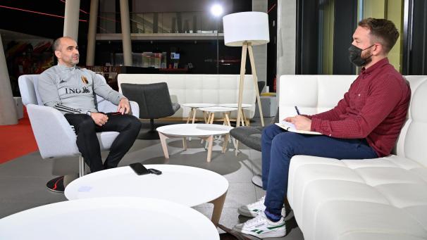 <p>Ausgezeichnet: Mike Notermans - hier im Gespräch mit Nationaltrainer Roberto Martinez - hat sich den Belfius-Preis gesichert.</p>