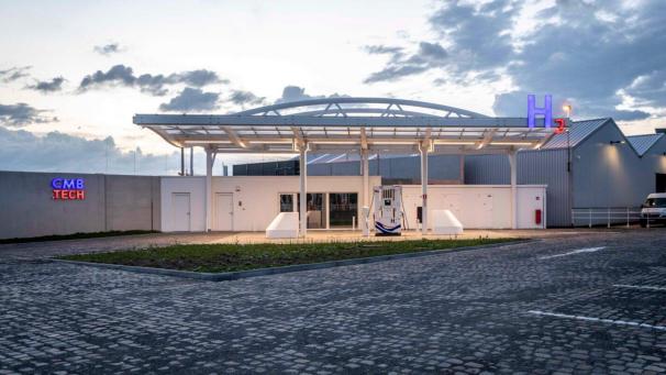 <p>Die Wasserstofftankstelle liegt in unmittelbarer Nähe zum Port House.</p>