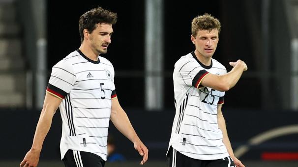 <p>Mats Hummels (l.) und Thomas Müller liefen nach fast 1.000 Tagen wieder für Deutschland auf.</p>