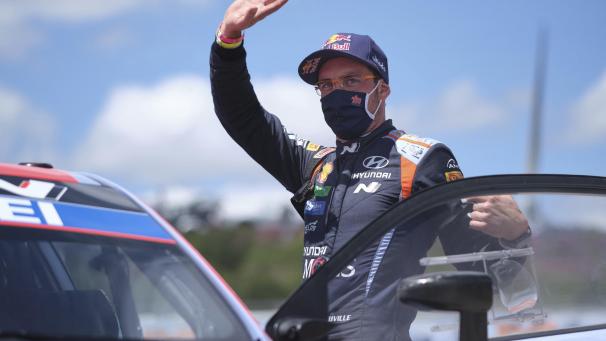 <p>Thierry Neuville grüßt von der Spitze.</p>