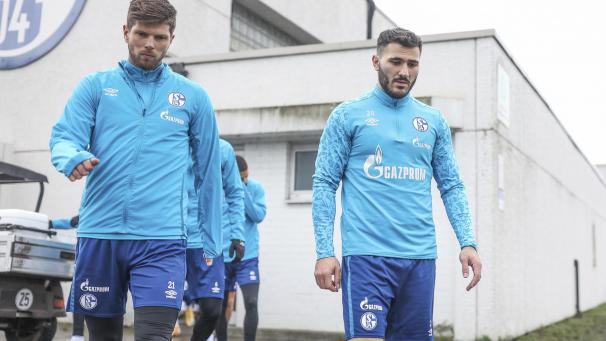 <p>Klaas-Jan Huntelaar (l) und Sead Kolasinac kommen zum Training.</p>