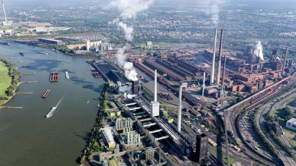 <p>Die Kokerei Schwelgern von ThyssenKrupp am Rhein (Aufnahme mit einer Drohne). Schon lange wird im Ruhrgebiet der Strukturwandel beschworen. Aber wirtschaftlich kommt die Region kaum voran.</p>