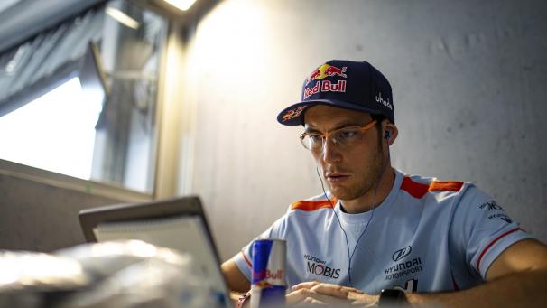 <p>Thierry Neuville will seiner Favoritenrolle auf Sardinien gerecht werden.</p>