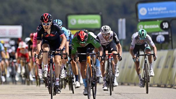 <p>Geraint Thomas entwischte den Sprintern. Doch Sonny Colbrelli im Grünen Trikot kam dem Etappensieger sehr nahe.</p>